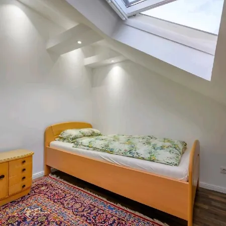 Haus Im Stadtgebiet Mit Perfekter Bahnverbindung 度假居